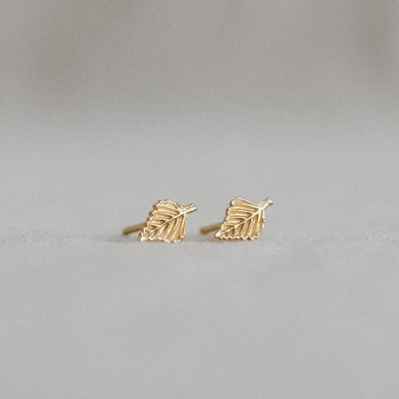 Rózga_092023-17 Vergoldete Ohrringe BIRKENBLÄTTER – Bild 1