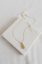 Vergoldetes Schmuckset mit Eichenblättern – Hängeohrringe und passende Halskette – Bild 8