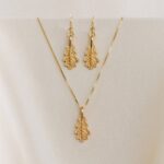 Vergoldetes Schmuckset mit Eichenblättern – Hängeohrringe und passende Halskette