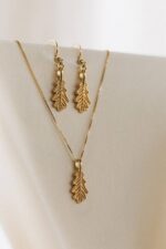 Vergoldetes Schmuckset mit Eichenblättern – Hängeohrringe und passende Halskette – Bild 3