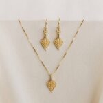 Vergoldetes Schmuckset mit Birkenblättern – Hängeohrringe und passende Halskette