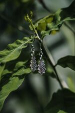 Silberne Hängeohrringe mit Eichenblatt-Design – Bild 5