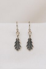 Silberne Hängeohrringe mit Eichenblatt-Design – Bild 3