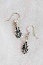 Silberne Hängeohrringe mit Eichenblatt-Design – Bild 7