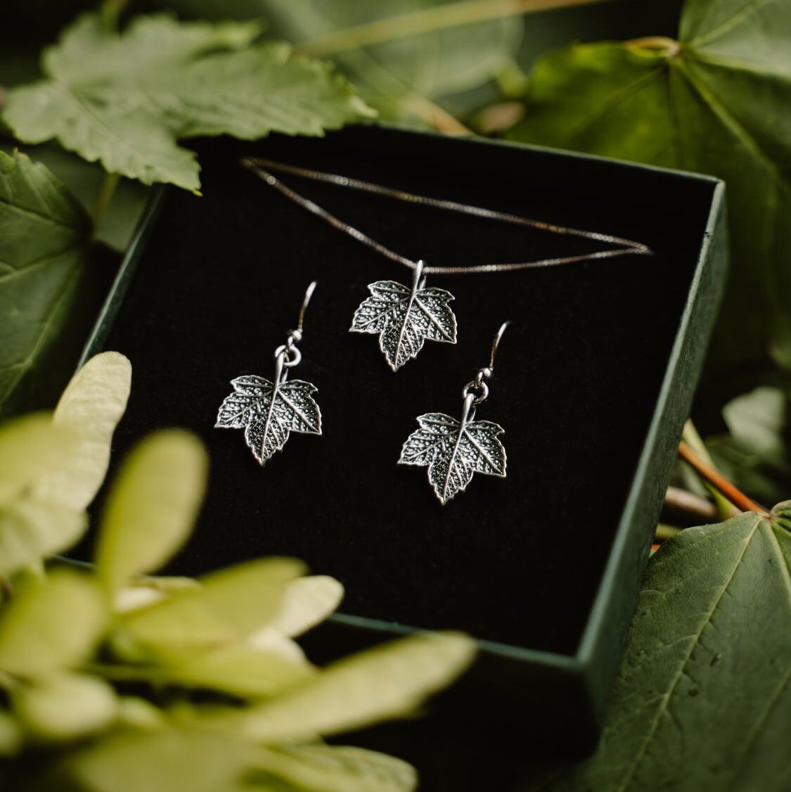 Klony_S_Komplet_długie_02 Silbernes Set BERGAHORN - hängende Ohrringe und Halskette – Bild 1