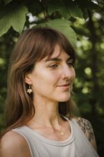 Vergoldete Hängeohrringe mit Bergahornblatt-Design – Bild 6