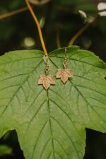 Vergoldete Hängeohrringe mit Bergahornblatt-Design – Bild 8