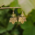 Vergoldete Hängeohrringe mit Bergahornblatt-Design