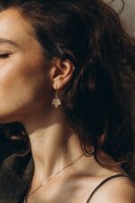 Vergoldete Hängeohrringe mit Bergahornblatt-Design – Bild 2