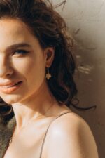 Vergoldete Hängeohrringe mit Bergahornblatt-Design – Bild 4