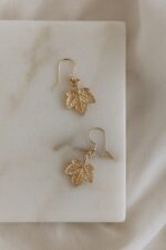 Vergoldete Hängeohrringe mit Bergahornblatt-Design – Bild 7