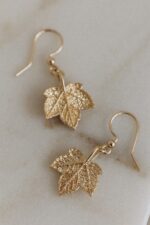 Vergoldete Hängeohrringe mit Bergahornblatt-Design – Bild 5