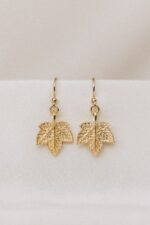 Vergoldete Hängeohrringe mit Bergahornblatt-Design – Bild 3