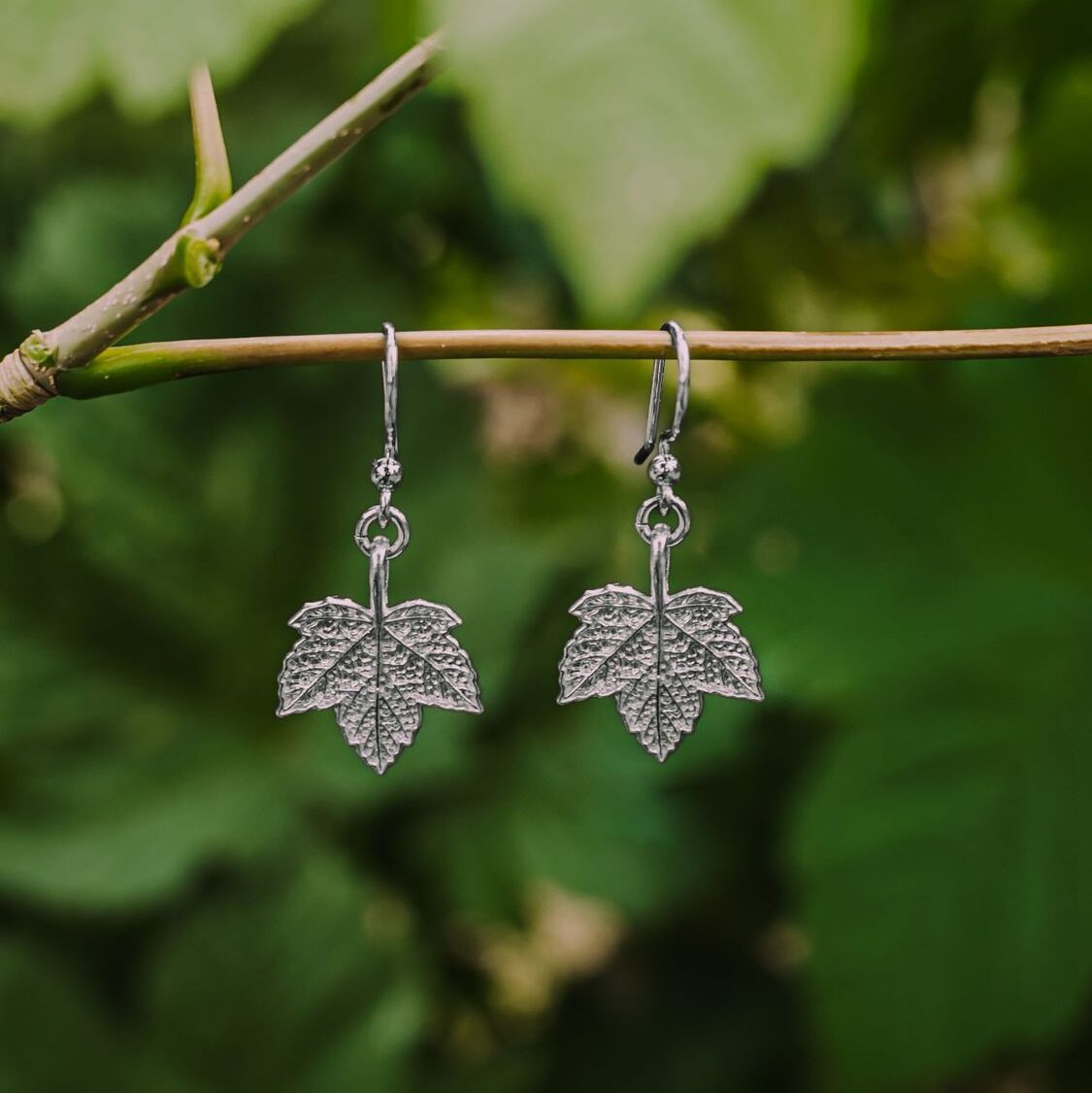 Srebrne kolczyki wiszące klon (4) Silberne Hängeohrringe mit Bergahornblatt-Design – Bild 1