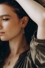 Silberne Hängeohrringe mit Eichenblatt-Design – Bild 4