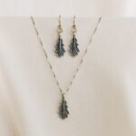 Silbernes Set EICHEBLATT - hängende Ohrringe und Halskette