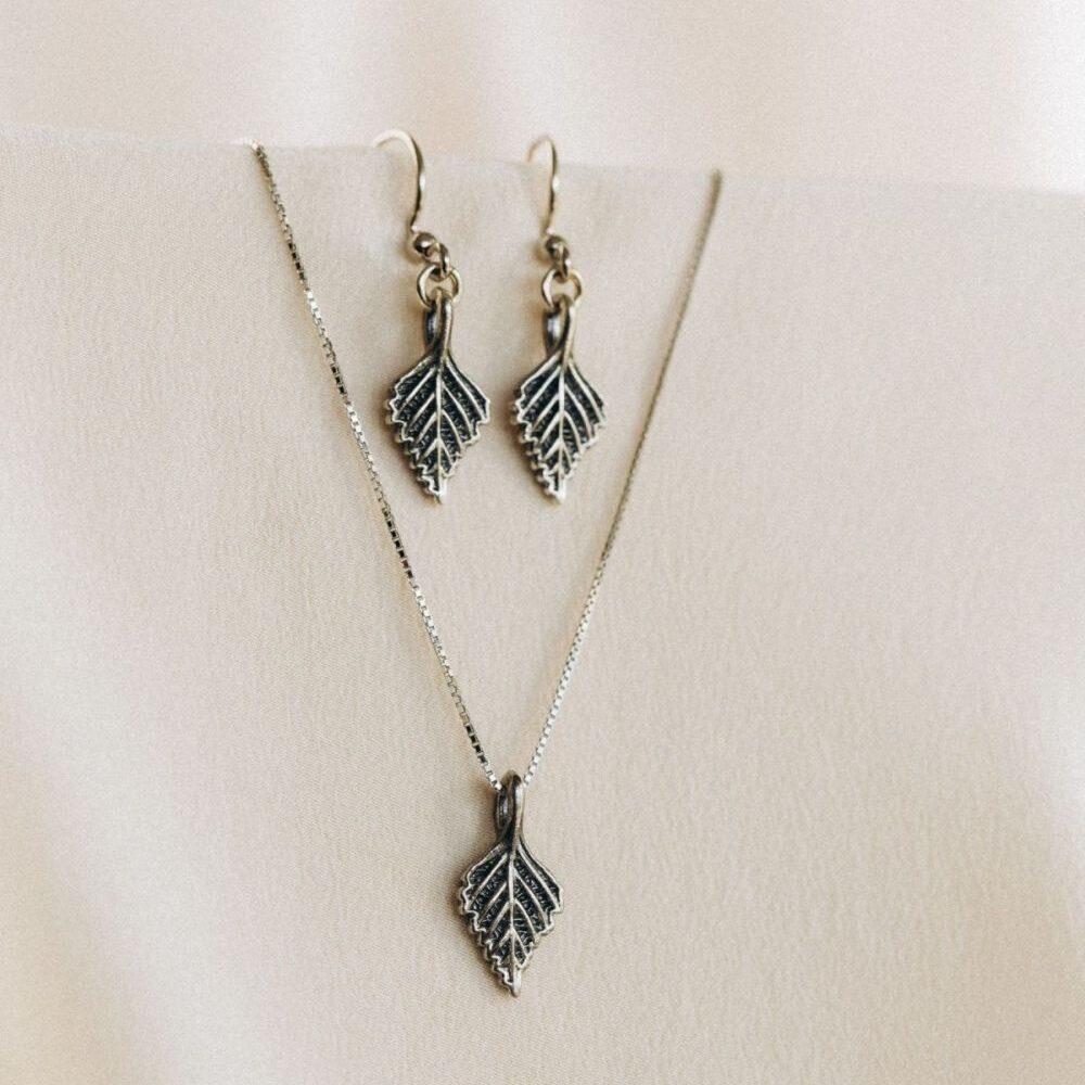 R2024-426 Silbernes Set BIRKENBLATT - hängende Ohrringe und Halskette – Bild 1