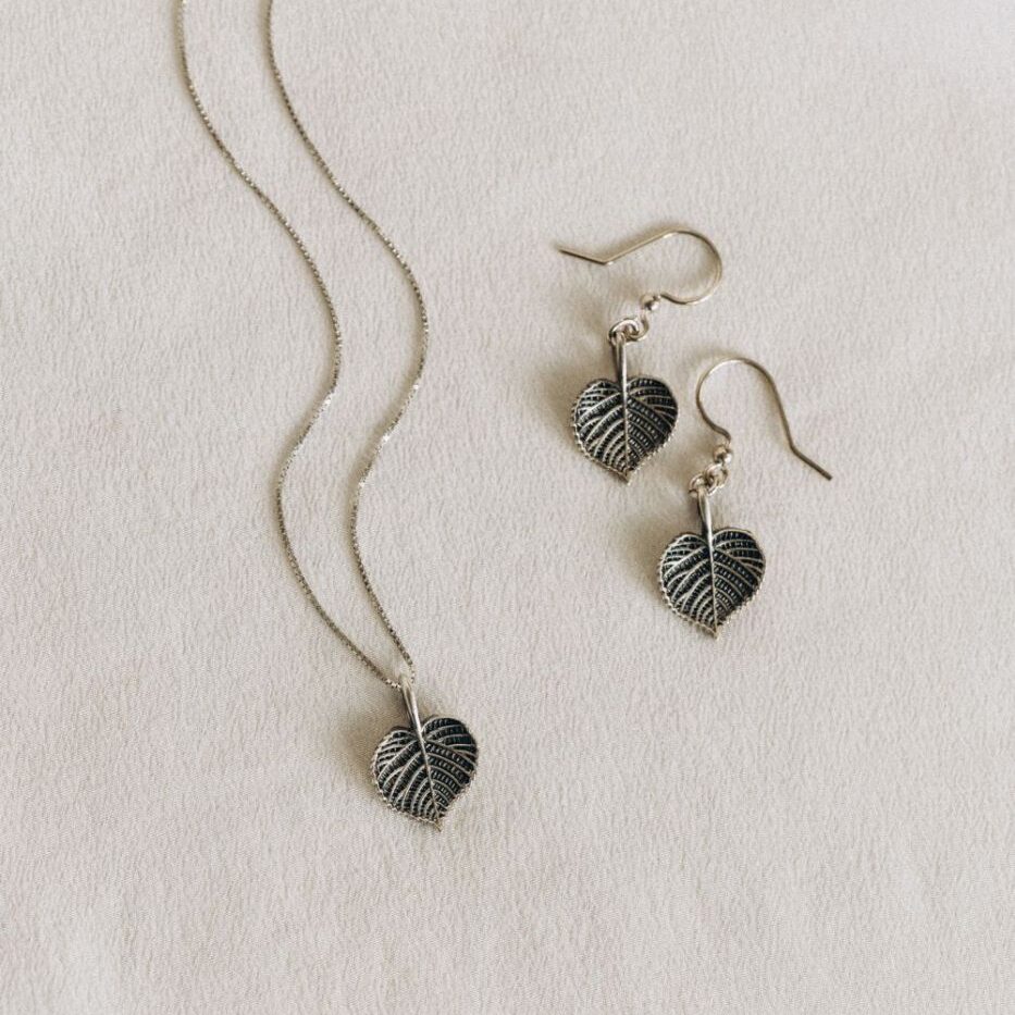 R2024-490 Silbernes Set LINDENBLATT - hängende Ohrringe und Halskette – Bild 1