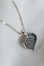 Silbernes Set LINDENBLATT - hängende Ohrringe und Halskette – Bild 2