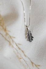 Silbernes Set EICHEBLATT - hängende Ohrringe und Halskette – Bild 2