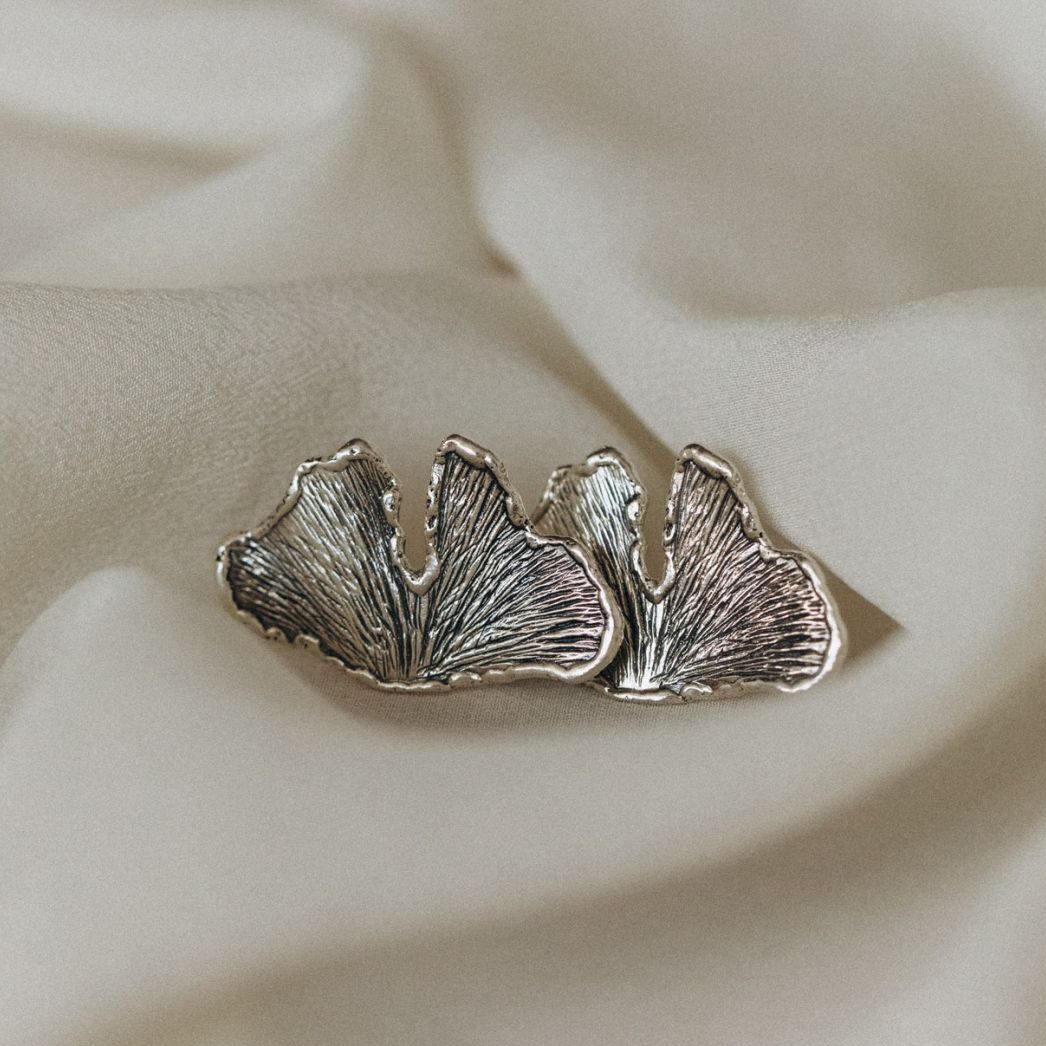 R2024-164 Silberne Ohrstecker mit Ginkgo-Blättern – Bild 1